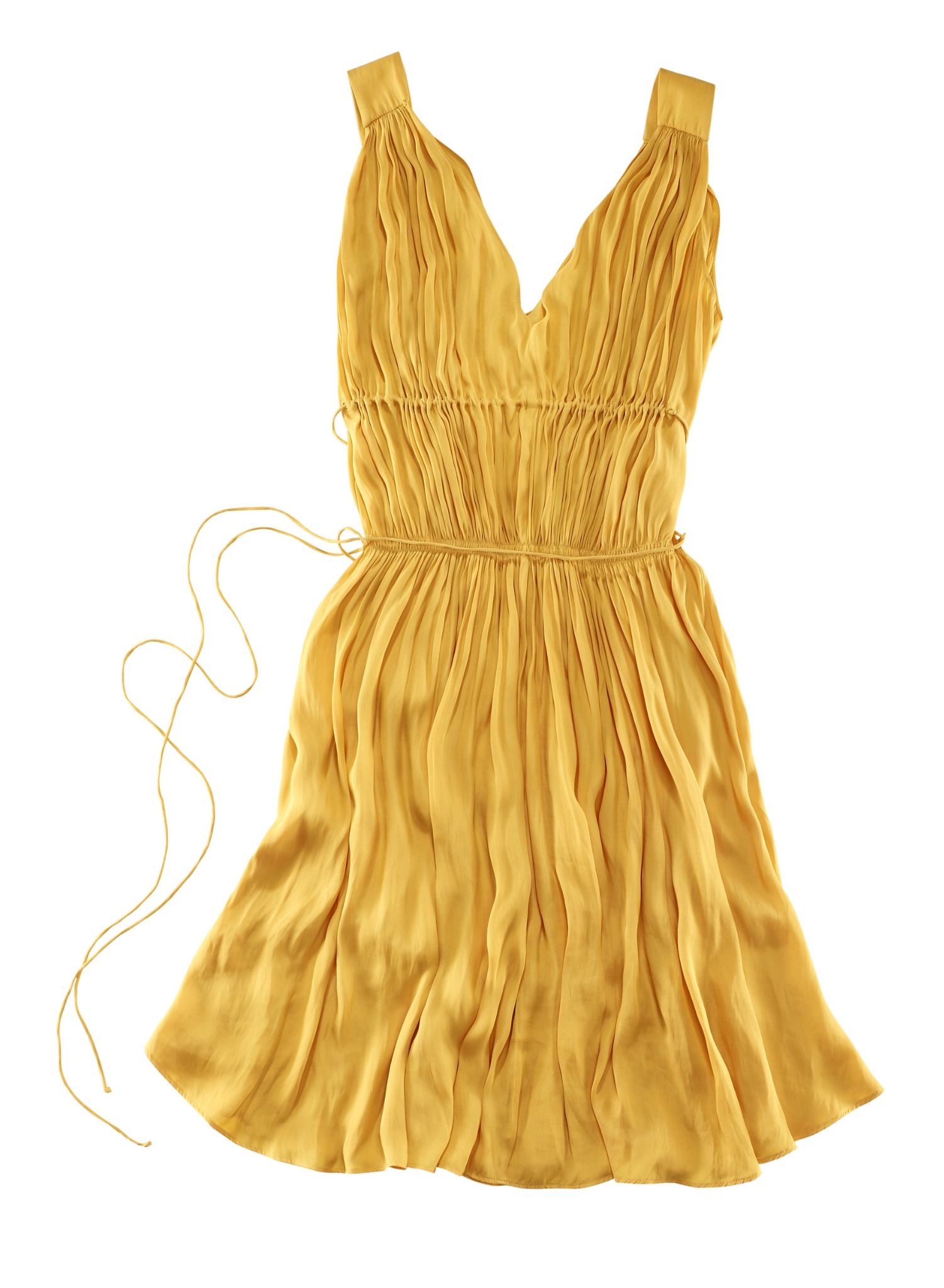 Żółta, plisowana sukienka na ramiączkach z wiązaniem w talii, leżąca na białym tle.