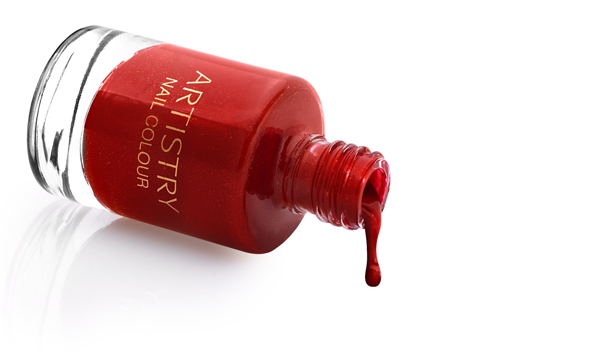 Przewrócona buteleczka czerwonego, błyszczącego lakieru do paznokci z kroplą spływającą na białe tło.
