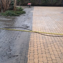 CentrumOD - Efekt mycia kostki brukowej: połowa powierzchni wyczyszczona, ukazując różnicę między brudną a czystą kostką. Widoczny wąż ciśnieniowy i tło z zielenią.