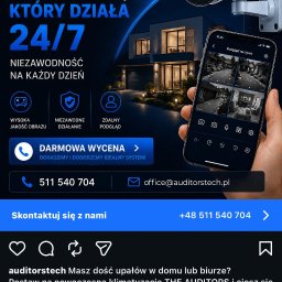 THE AUDITORS - Kamera monitoringu CCTV na tle domu, z podglądem na żywo na smartfonie. Reklama firmy Auditors oferującej montaż kamer i klimatyzacji.