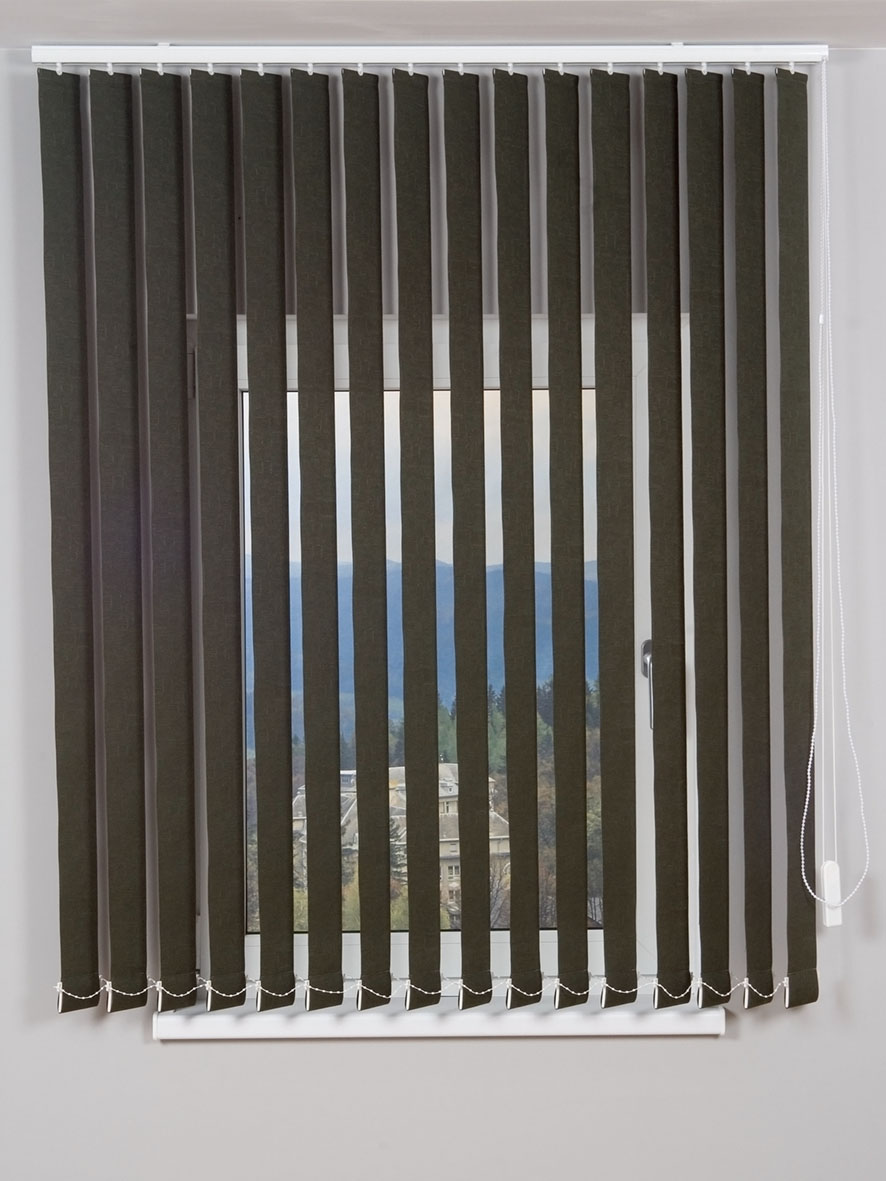 Ciemnoszare pionowe osłony okienne z widokiem na budynek i zalesione wzgórza w tle.