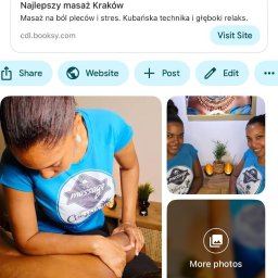 Masaż Kubański (ul. Karmelicka) - Kobieta w niebieskiej koszulce wykonuje masaż ramienia klientowi. Widoczne logo firmy na koszulce i dekoracje w tle. Ujęcie z bliska, ciepłe światło.