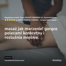 Masaż Kubański (ul. Karmelicka) - Dłonie terapeuty na plecach klienta podczas zabiegu. Widoczny fragment ręcznika i tekst z rekomendacją salonu. Reklama usługi relaksacyjnej.