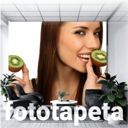 Kiwi Gifts Drukarnia Reklama - Wnętrze pokoju z fototapetą przedstawiającą uśmiechniętą kobietę trzymającą kiwi, nowoczesny design z roślinami doniczkowymi i czarnymi fotelami.