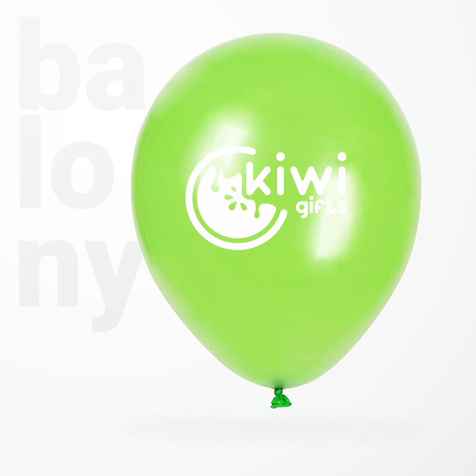 Limonkowy balon z białym nadrukiem logo 'kiwi gifts' na jasnym tle.
