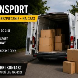 NexTrans - Otwarty biały bus z kartonami w środku i na zewnątrz, reklama transportu krajowego, szybki kontakt, atrakcyjne ceny. Widok z tyłu na ulicy.
