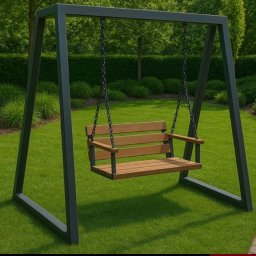 patspaw - Nowoczesna huśtawka ogrodowa z metalową ramą i drewnianym siedziskiem, zawieszona na łańcuchach, na tle zielonego trawnika i żywopłotu. Minimalistyczny design.