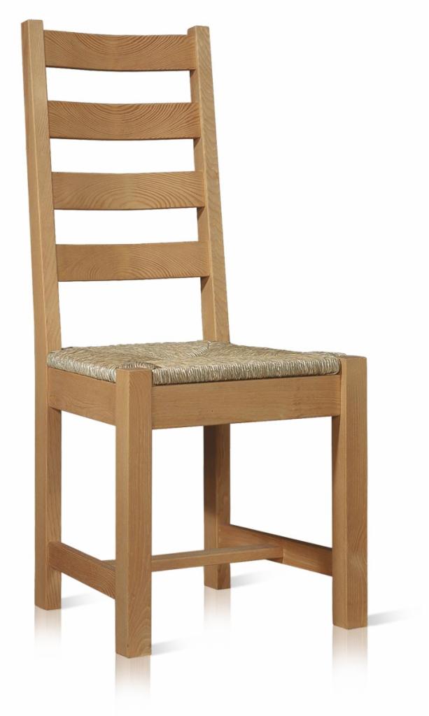 Jasne, drewniane krzesło z siedziskiem z plecionej trawy, widoczne słoje drewna, na białym tle.