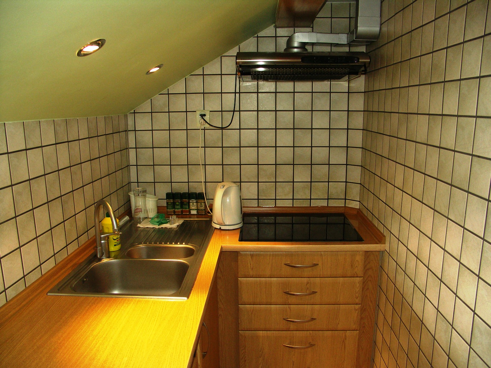 Montaż (glazury, paneli, drzwi) malowanie i inne prace remontowe.