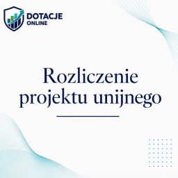 DOTACJE ONLINE Dariusz Kozakiewicz - Grafika z napisem 'Rozliczenie projektu unijnego' na jasnym tle, z logo 'DOTACJE ONLINE' przedstawiającym tarczę z rosnącym wykresem słupkowym.