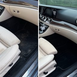 ABR CLEAN&WASH - Wnętrze Mercedesa-Benz, widok na przedni fotel pasażera i podłogę. Lewa strona pokazuje brudną wykładzinę i fotel, prawa – idealnie czyste wnętrze po usłudze.