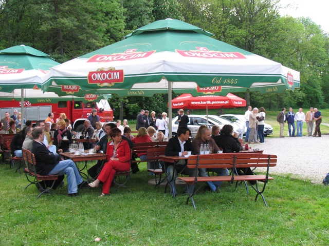 organizuje wyjazdy turystyczne, wycieczki