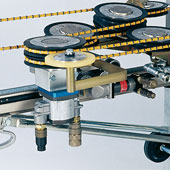 Bliskie ujęcie maszyny do cięcia linowego z widocznymi elementami tnącymi i napędowymi, w tym liną z diamentowymi segmentami i rolkami prowadzącymi. Widoczne złącza hydrauliczne i elementy...