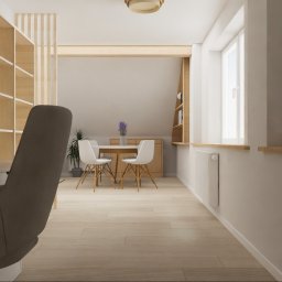 DP STUDIO Alina Wróbel - Jasne wnętrze z drewnianą podłogą i meblami, łączące strefę biurową z krzesłem i lampą oraz jadalnianą ze stołem i białymi krzesłami, oddzielone ażurową ścianką.