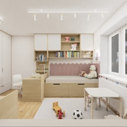 DP STUDIO Alina Wróbel - Jasny pokój dziecięcy z wbudowanym łóżkiem z różowym, falistym zagłówkiem, drewnianym biurkiem i białymi szafami. Na podłodze dywan z zabawkami, a przy oknie mały stolik z krzesełkami. Oświetlenie...