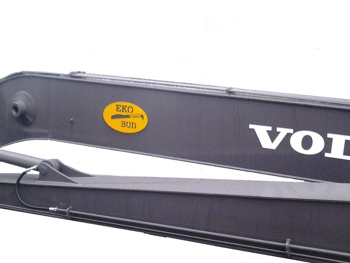 Fragment ramienia maszyny budowlanej Volvo z naklejką 'EKO BUD'.