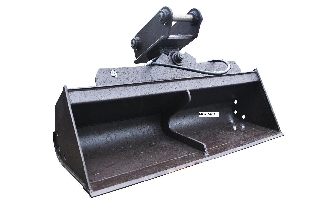 Używana, metalowa łyżka do koparki z widocznymi śladami użytkowania i napisem 'EKO-BUD' na białym tle.