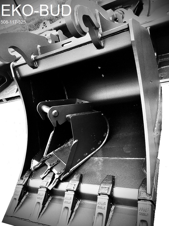 Czarno-białe zbliżenie na łyżkę koparki z zębami, widoczne mocowania i logo EKO-BUD z numerem telefonu w górnej części zdjęcia.