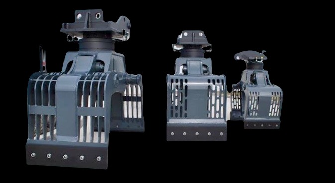 Trzy różne rozmiary chwytaków do maszyn budowlanych, widoczne na czarnym tle, prezentowane w zbliżeniu.