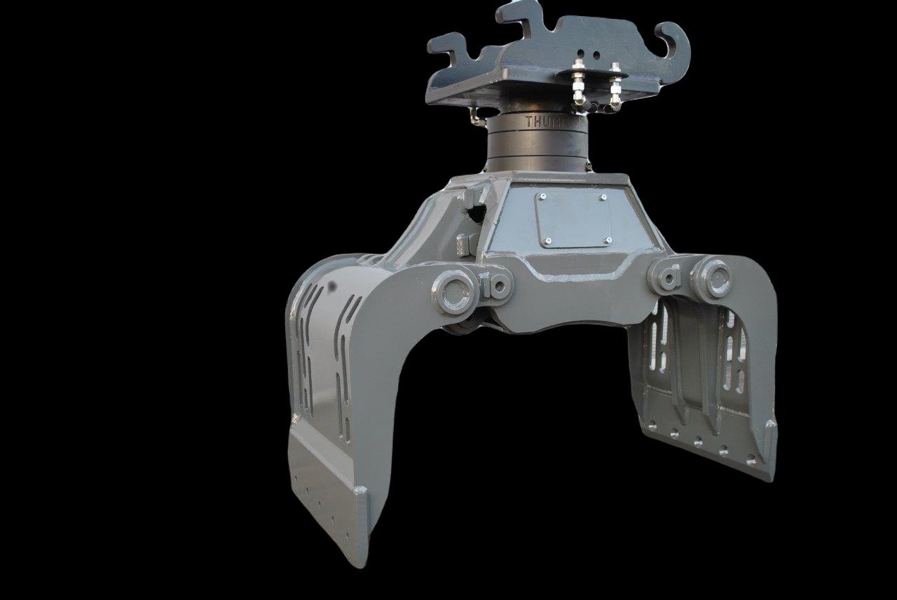 Szary, metalowy chwytak hydrauliczny do maszyn budowlanych, widoczny z bliska na czarnym tle, oferowany w Krzyszkowicach.