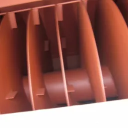 Wnętrze suszarni biomasy: rzędy metalowych, zakrzywionych przegród wewnątrz urządzenia, widoczne elementy konstrukcyjne, pomalowane na jednolity, brązowo-czerwony kolor.