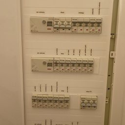 P.U.H MAR.MAR - Biała rozdzielnica elektryczna z rzędami aparatury modułowej Eaton, w tym wyłącznikami nadprądowymi i różnicowoprądowymi. Zielone diody sygnalizują pracę, a etykiety opisują obwody domowe (kuchnia,...