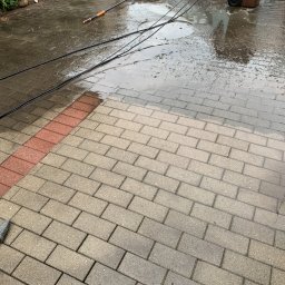 VaskPro - Kostka brukowa z wyraźną linią podziału: jasna, świeżo umyta część obok ciemnej, zabrudzonej mchem i nalotami. W tle widoczne narzędzia do mycia ciśnieniowego.