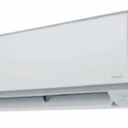 Biała jednostka wewnętrzna klimatyzatora ściennego z szarą listwą u dołu, widoczna z perspektywy lekko od dołu i z boku, na białym tle.