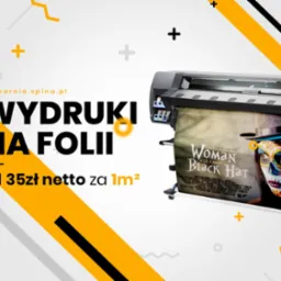 Szerokoformatowa drukarka atramentowa drukująca plakat filmowy 'Woman with a Magic Black Hat' na folii, z widocznym hasłem reklamowym 'Wydruki na folii od 35zł netto za 1m2' w kolorach żółtym...