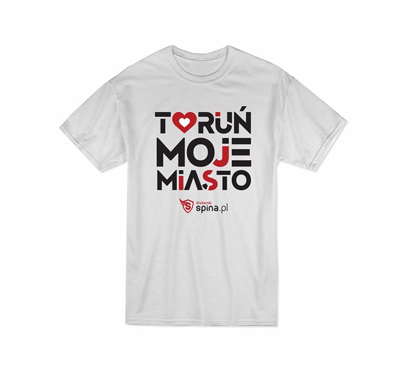 Biała koszulka z czarno-czerwonym nadrukiem 'TORUŃ MOJE MIASTO' i logo drukarni spina.pl