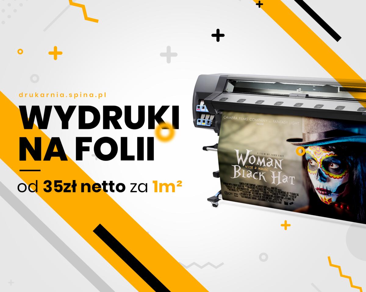 Szerokoformatowa drukarka atramentowa drukująca plakat filmowy 'Woman with a Magic Black Hat' na folii, z widocznym hasłem reklamowym 'Wydruki na folii od 35zł netto za 1m2' w kolorach żółtym...