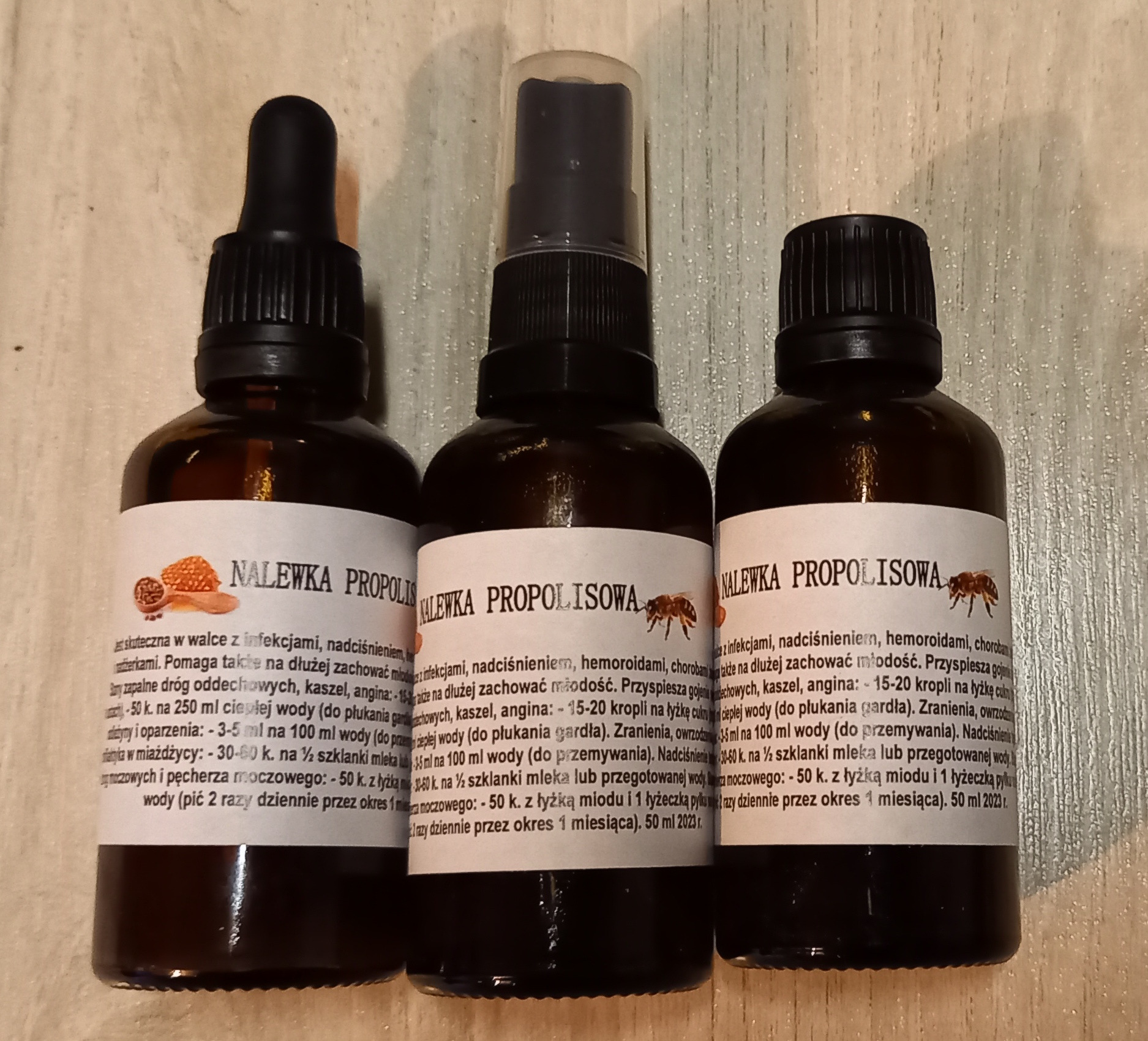 Kropelki z propolisu pszczelego (kit pszczeli) na spirytusie spożywczym. Trzy rodzaje dozowania.