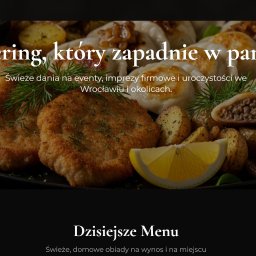 Nexona - Zrzut ekranu strony FOODGO. Sekcja hero z talerzem panierowanych kotletów, pierogów, pieczonych ziemniaków i cytryny. Na tle jedzenia tekst 'Catering, który zapadnie w pamięć'.