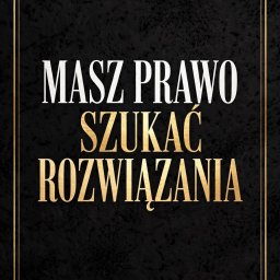 KRAJOWE CENTRUM POMOCY AZYL SPÓŁKA Z OGRANICZONĄ ODPOWIEDZIALNOŚCIĄ - Elegancka czarna grafika z tekstem 'MASZ PRAWO SZUKAĆ ROZWIĄZANIA' w białych i złotych literach, złotą ramką, symbolem wagi sprawiedliwości i nazwą 'Kancelaria Prawna'.