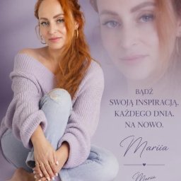 KRAJOWE CENTRUM POMOCY AZYL SPÓŁKA Z OGRANICZONĄ ODPOWIEDZIALNOŚCIĄ - Kobieta z rudymi włosami w fioletowym swetrze i podartych jeansach, z pierścionkami, siedzi boso na fioletowym tle. Obok cytat motywacyjny i rozmyta twarz.