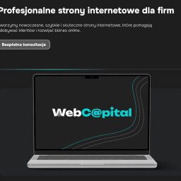 Web-Capital.pl - Strony internetowe - projektowanie i tworzenie - Srebrny laptop z otwartym ekranem, na którym widnieje logo 'WebC@pital' z turkusowymi liniami na czarnym tle, promujący profesjonalne strony internetowe dla firm.