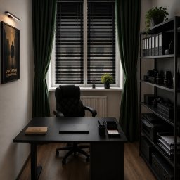 Detektyw Śledczy Krystian Zyśk - Profesjonalne biuro z czarnym biurkiem, fotelem, laptopem i ciemnozielonymi zasłonami. Na ścianie plakat 'DISCRETION IS EVERYTHING'. Na regale segregatory i sprzęt fotograficzny.