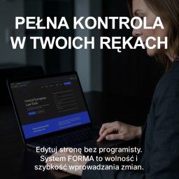 Forma Wzierunku - Kobieta obsługująca laptopa, na którego ekranie widać stronę internetową 'Central European Law Firm' z ciemnym motywem. Dłonie użytkowniczki spoczywają na klawiaturze, sugerując edycję treści.