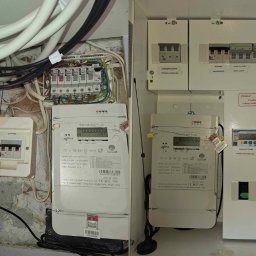 Oleksii Slepukhin - Porównanie nieuporządkowanej, odkrytej instalacji elektrycznej z licznikiem i przewodami, z nową, estetyczną rozdzielnicą w białej szafce z wyraźnymi opisami obwodów.