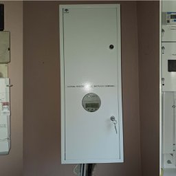 Oleksii Slepukhin - Zestawienie starej instalacji z ceramicznymi bezpiecznikami i licznikiem oraz nowej, białej rozdzielnicy z nowoczesnym licznikiem i modułowymi zabezpieczeniami.