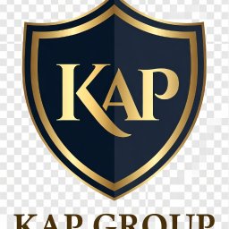 Księgowi w garniakach - biuro rachunkowe - Eleganckie logo firmy KAP GROUP: granatowa tarcza herbowa ze złotym obramowaniem i literami 'KAP' w środku. Poniżej tarczy złoty napis 'KAP GROUP'.