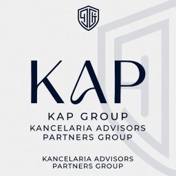 Księgowi w garniakach - biuro rachunkowe - Logo firmy KAP GROUP z ciemnoniebieskim, stylizowanym napisem KAP z pętlą w literze A, tarczą z inicjałami oraz półprzezroczystym tłem z powtórzonym kształtem tarczy.