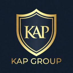 Księgowi w garniakach - biuro rachunkowe - Złote logo firmy KAP GROUP w formie herbu z literami KAP na ciemnogranatowym tle, podkreślające profesjonalizm usług w Warszawie.