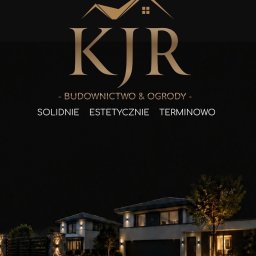 KJR Usługi Budowlane - Promocyjna grafika z logo KJR i hasłem 'BUDOWNICTWO & OGRODY' nad nocną wizualizacją dwóch nowoczesnych domów z oświetlonym ogrodem, podjazdem i bramą.