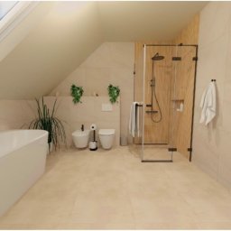 Ronika Design - Nowoczesna łazienka na poddaszu z oknem dachowym, wolnostojącą wanną, prysznicem walk-in z drewnianą ścianą lamelową, bidetem i toaletą. Beżowe płytki i zielone rośliny.