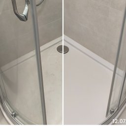 VS Clean Expert - Brudny brodzik i płytki w kabinie prysznicowej przed czyszczeniem, obok idealnie czyste po usłudze, z datą 12.07.20. Widoczna chromowana słuchawka prysznicowa po lewej.