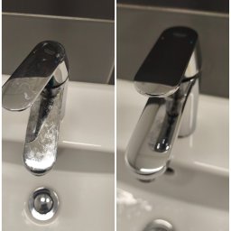 VS Clean Expert - Chromowana bateria umywalkowa Grohe na białej ceramice, z widocznymi osadami kamienia przed czyszczeniem i lśniąca po usunięciu zabrudzeń.