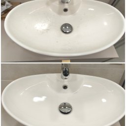 VS Clean Expert - Porównanie umywalki z widocznym osadem i zaciekami (góra) z tą samą, idealnie czystą i lśniącą (dół), prezentujące efekt gruntownego doczyszczenia.