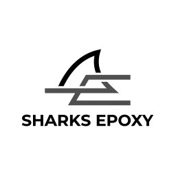 Sharks Epoxy - Logo firmy SHARKS EPOXY, przedstawiające stylizowaną czarną płetwę rekina połączoną z szarymi, geometrycznymi liniami na białym tle.