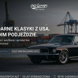 Rafał Kłos - Strona główna 'Old Garage Classic Cars USA' z czarnym Fordem Mustangiem Fastback na tle portu. Ciemny design, nagłówek 'LEGENDARNE KLASYKI Z USA.', przyciski CTA.
